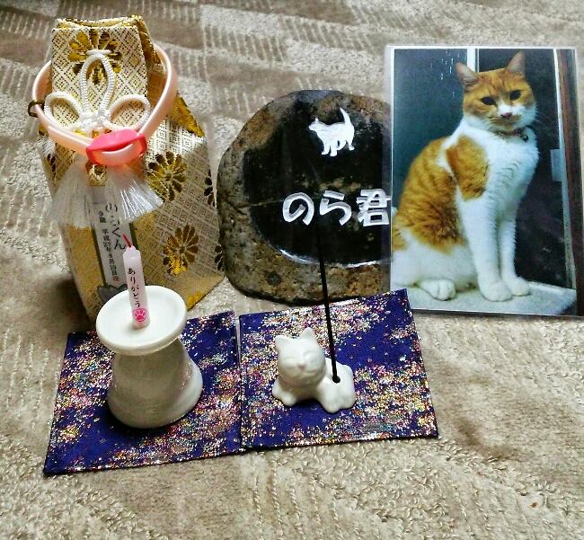 猫の墓石写真